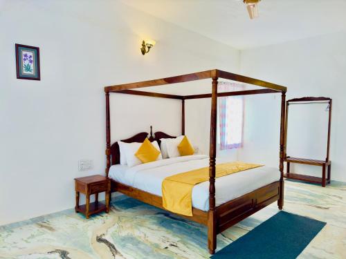 Postel nebo postele na pokoji v ubytování Jag Aravali Resort Udaipur by NAINA STAYCATION - Best for Corporate Events - Family Resort - Swimming pool - gardens