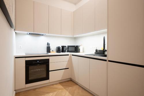 Chic & Cozy 104m2 Flat, Walk to Top Attractions