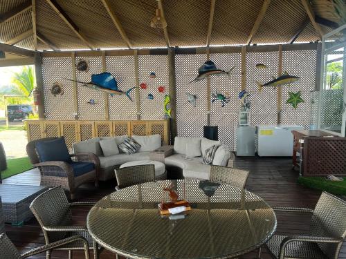 a living room with a couch and a table at Bahía Caimán , Río dulce in Rio Dulce