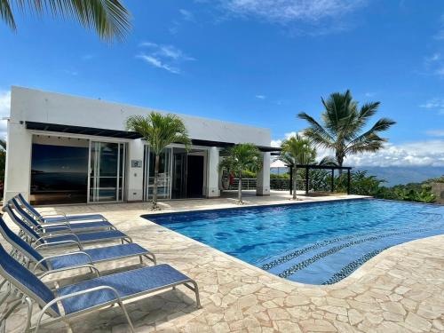 Swimmingpoolen hos eller tæt på Finca La Mediterránea en San Jerónimo