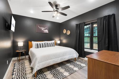 ein Schlafzimmer mit einem Bett und einem Deckenventilator in der Unterkunft Gorgeous Lake Views, $400 Daily Local Activities, Community Amenities, Near Sdc! in Branson