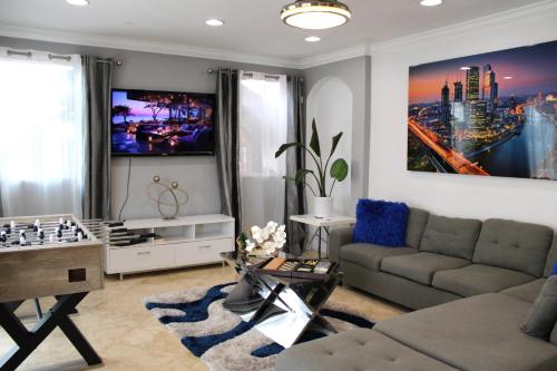 ein Wohnzimmer mit Sofa und Tisch in der Unterkunft Luxury mansion with pool jacuzzi BBQ for ultimate scape in Tamiami