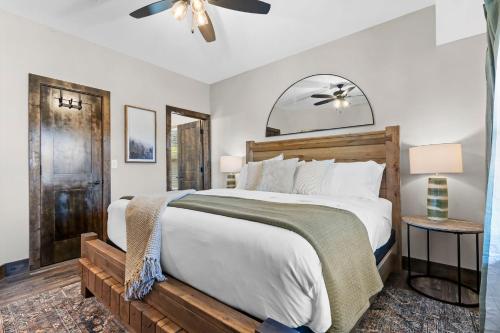 Кровать или кровати в номере Cabin w Water View-Community Indoor Pool-Pvt Hot Tub-Free Local Attraction Tickets