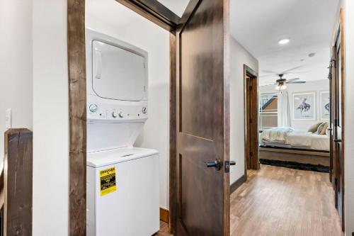 Ванная комната в Cabin w Water View-Community Indoor Pool-Pvt Hot Tub-Free Local Attraction Tickets