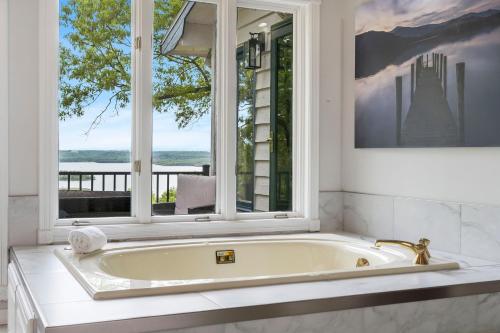 Ένα μπάνιο στο Best Lake Tablerock Views, Private Outdoor Pool, Karaoke/Games-2 Kitchens! Secluded on a few acres!