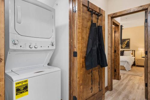 eine Waschküche mit Waschmaschine und Trockner in der Unterkunft Tall Timbers Retreat w Free Daily Tickets-Water Views-Community Indoor Pool-Bunk Room-Pvt Hot Tub in Hollister