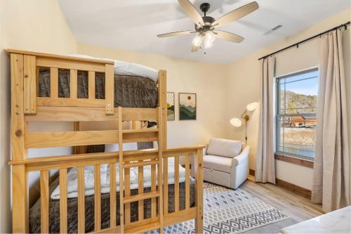ein Schlafzimmer mit einem Etagenbett und einem Sofa in der Unterkunft Tall Timbers Retreat w Free Daily Tickets-Water Views-Community Indoor Pool-Bunk Room-Pvt Hot Tub in Hollister