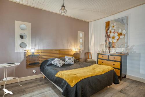 una camera da letto con un letto grande e una cassettiera di Chambres d'Hôtes L'Hermitage ad Anzex