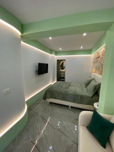 un dormitorio con una cama y un sofá en Ionian View B&B, en Himare