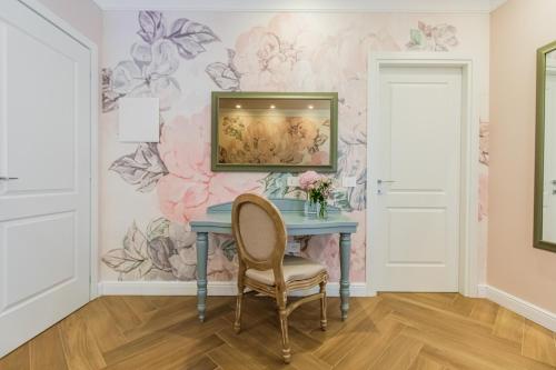 a desk in a room with a flower wallpaper at Villa Oteri Rooms & Bistrot in Bacoli
