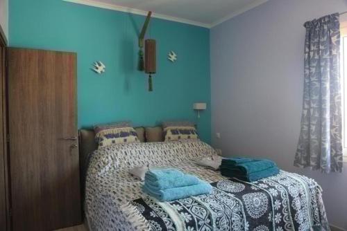 Katil atau katil-katil dalam bilik di Casa Anthos free parking