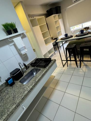 Η κουζίνα ή μικρή κουζίνα στο 906 Apartamento Gracioso!
