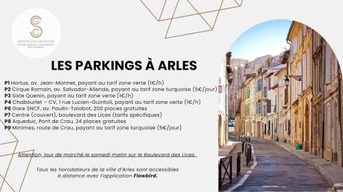 un flyer pour une rue avec une arche et une ville dans l'établissement Le Major Arles Centre, à Arles