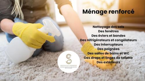 une femme en gants jaunes assise sur le sol avec une boule dans l'établissement Le Major Arles Centre, à Arles