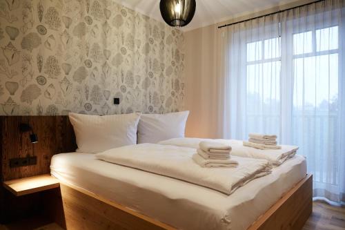 Giường trong phòng chung tại Binnendiek Haus 4 Comfort-Apartment 4