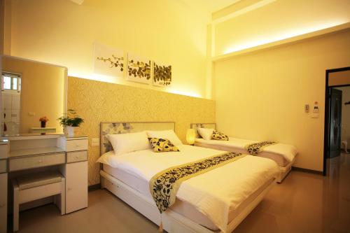 מיטה או מיטות בחדר ב-Lyon B&B