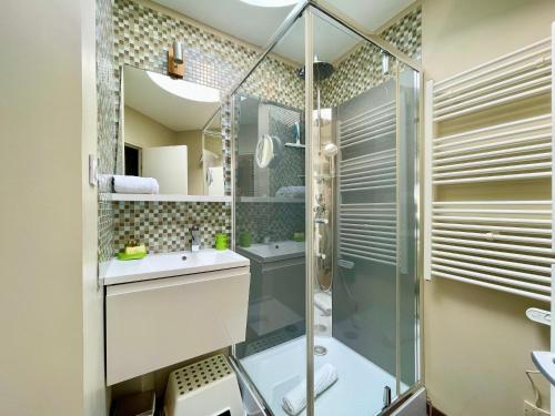 une salle de bain avec une douche, des toilettes et un lavabo dans l'établissement PGH N3 - Maison de Plage avec Parking Privé, à La Grande Motte