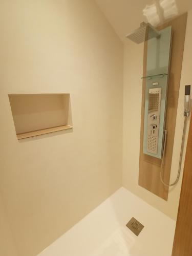 une petite salle de bains avec un distributeur de savon sur le mur dans l'établissement Logis Dézamy chambre d'hôtes, à La Couture