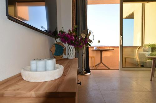 a living room with a vase of flowers on the floor at Fronte mare Palau, porto turistico e spiaggia in Palau