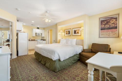 a hotel room with a bed and a kitchen at Large 2 Bed Condo w Beautiful Deck Views-Free Attraction Tickets-Table Rock Lake Access in Kimberling City