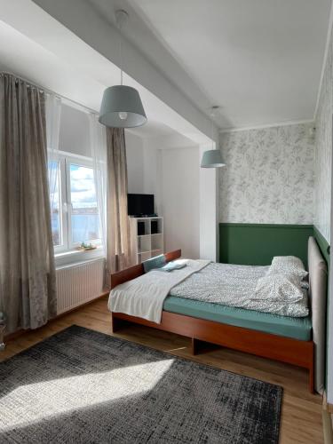 Postel nebo postele na pokoji v ubytování Romantyczny apartament z widokiem na Wislę