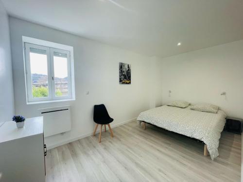 une chambre blanche avec un lit et une fenêtre dans l'établissement Éclat St Romain n1, 6 pers, moderne, wifi, parking, proche vienne, à Saint-Romain-en-Gal