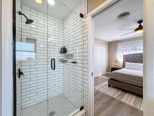 クリアウォーターにあるPool - Fire Pit - Fenced Yard - 5 mi to Beachのバスルーム(ウォークインシャワー、ベッド1台付)