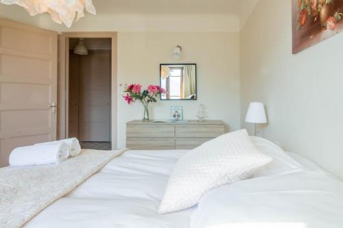 - une chambre avec un lit blanc, une commode et un miroir dans l'établissement Martine a Annecy parking vue magnifique, à Annecy