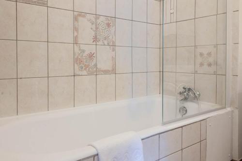 une salle de bain avec douche et baignoire dans l'établissement Martine a Annecy parking vue magnifique, à Annecy