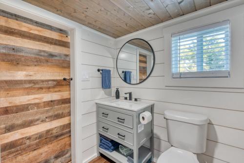a bathroom with a toilet and a mirror at Tiny Islands Resort in Blanco