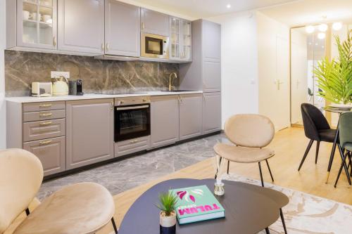 Apartment 3 Min from Haussmann, Sleeps 6 , 2BDR