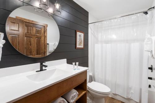 Un baño de Panoramic Lake View, Billiards, Golden Tee Arcade, Private Hottub, Free Daily Tickets!