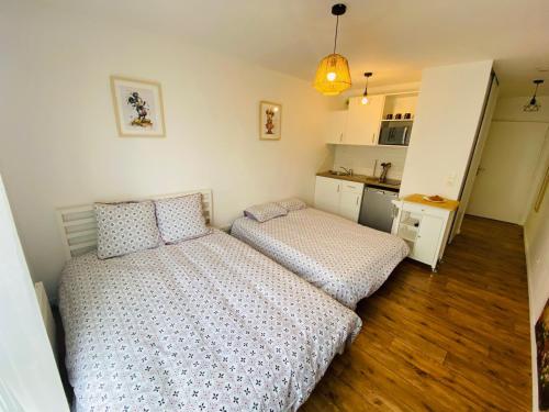 Кровать или кровати в номере Studio Chateau Disneyland
