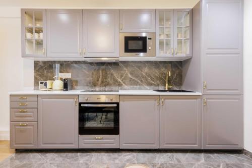 Apartment 3 Min from Haussmann, Sleeps 6 , 2BDR