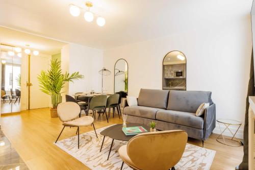 Apartment 3 Min from Haussmann, Sleeps 6 , 2BDR