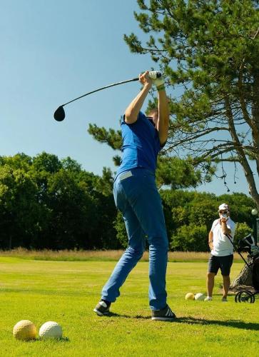 Kemudahan golf di apartmen atau berdekatan