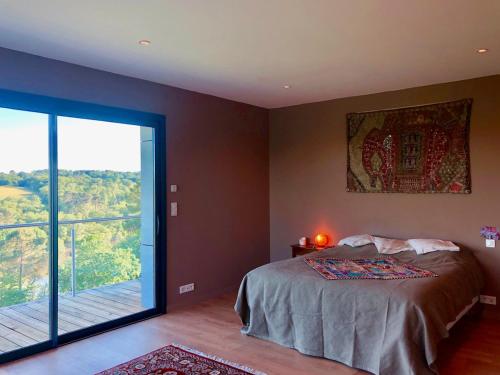 une chambre avec un lit et une grande fenêtre dans l'établissement Villa D'architecte dans un petit coin de paradis, à Cazats