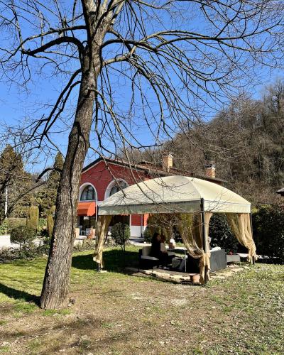a tent in a yard next to a tree at Country Home B&B Il Melo in Vicenza