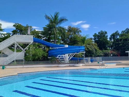 a blue water slide in a swimming pool at Hermoso Apartasol!! cerca a Plaza Principal, Aire Acondicionado, Vista a la Piscina in Santa Fe de Antioquia