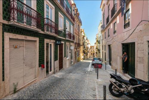 WHome | LS48 Prime Location Upscale Family Apartment