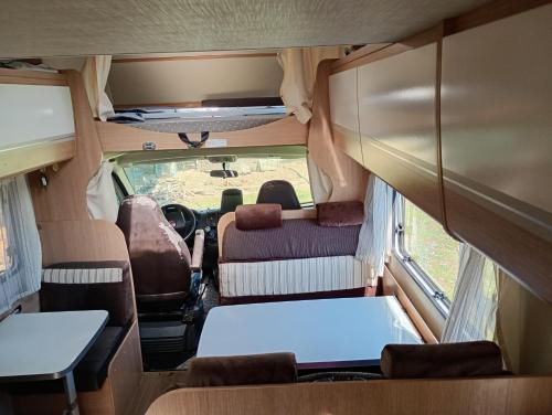 une vue de l'intérieur d'un camping-car dans l'établissement Camping car au bord de l eau, à Pujo-le-Plan