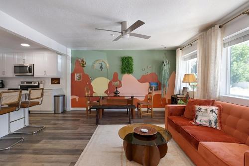 Η κουζίνα ή μικρή κουζίνα στο 9BR 6BA Amenity Filled with Pool, Sauna, Ping Pong, Game Room and More