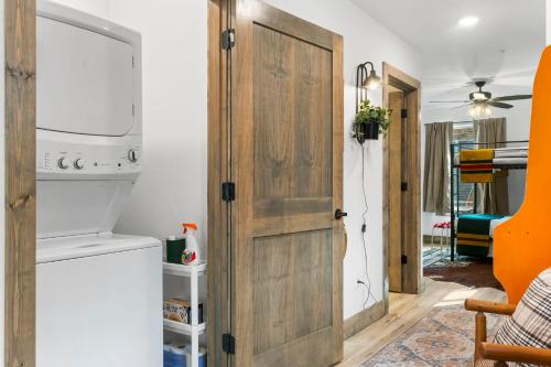 Η κουζίνα ή μικρή κουζίνα στο Private Hot Tub-Free Daily Tickets-Desk-Arcade-Cmty Indoor Pool-Firepit