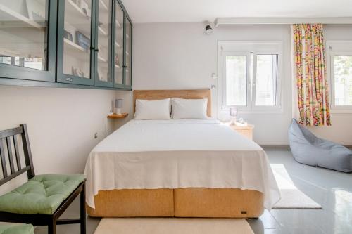 Canto-Home Alongside The Acropolis