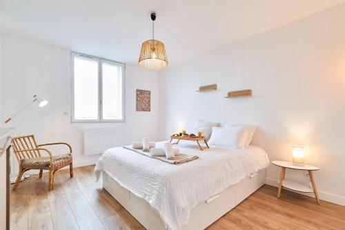 une chambre blanche avec un lit et une chaise dans l'établissement Le Trèfle, Gare centre-ville, Netflix, Spacieux, à Reims