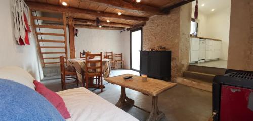 Cette chambre comprend un lit, une table et une cuisine. dans l'établissement 15 rue des pierres seches, à Ferrassières