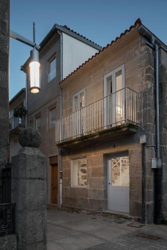 a building with a balcony on top of it at Casa Dorado in Pontevedra