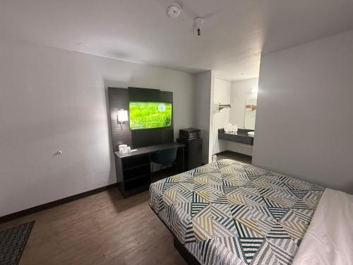 Katil atau katil-katil dalam bilik di Motel 6-Des Moines, IA - North