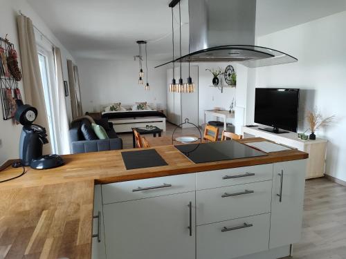 een keuken met aanrechtblad en een woonkamer bij Ferienwohnung Bühlingen in Rottweil