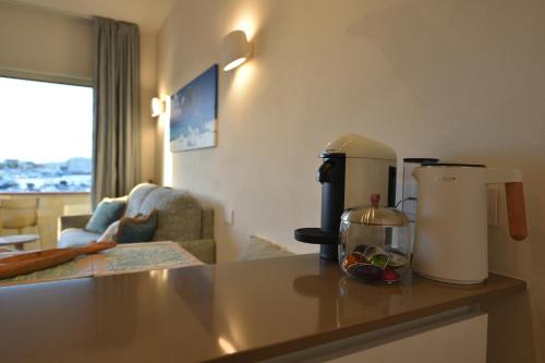 a kitchen counter with a coffee maker on a counter top at Fronte mare Palau, porto turistico e spiaggia in Palau